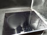 une plaque de cuisson surmontée d'un couvercle en verre