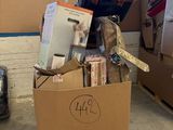 une caisse remplie d'objets posée sur une palette dans un entrepôt