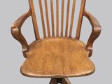 une image représentant une chaise en bois avec une assise en bois sur fond gris