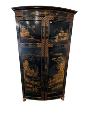 une image représentant une armoire noire ornée de motifs orientaux