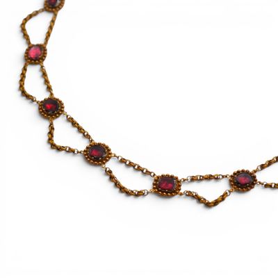 gros plan d'un collier sur une surface blanche