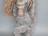 une petite statue représentant un homme coiffé d'un chapeau de paille