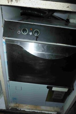 une photo d'un poêle noir dans une cuisine sale