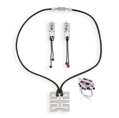 un ensemble composé d'un collier, de boucles d'oreilles et d'une bague sertis de diamants, sur fond blanc