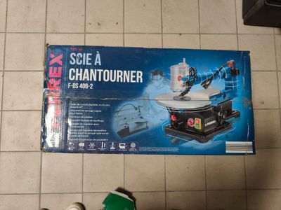 une personne debout à côté d'une boîte de Lego sur un sol carrelé