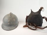 deux casques posés l'un à côté de l'autre sur une surface blanche