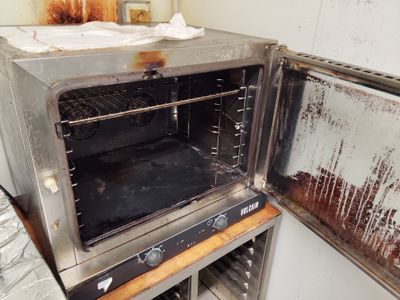 un four grille-pain sale dont la porte est ouverte