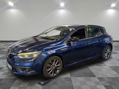 une voiture bleue est garée dans une pièce au sol à carreaux