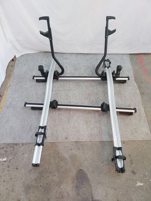 une paire de porte-vélos posés au sol près d'un mur