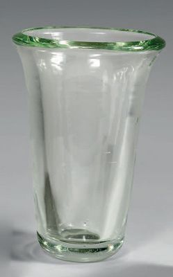 un vase en verre à bord vert posé sur une table
