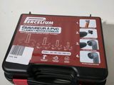 une boîte à outils noire et rouge sur laquelle figurent des instructions