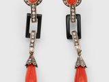 une photo d'une paire de boucles d'oreilles en corail et diamants