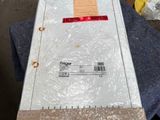 une table recouverte d'une feuille de plastique