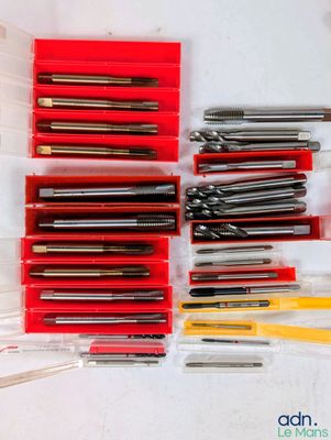 un gros plan sur un ensemble d'outils posés sur une table
