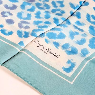 SCARF Made in Italy, carré polyester, fond bleu pale.