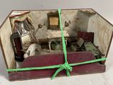 une petite boîte contenant une maison de poupées