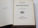 un livre ouvert posé sur une table à côté d'une table blanche
