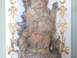 une statue représentant une personne assise sur une table