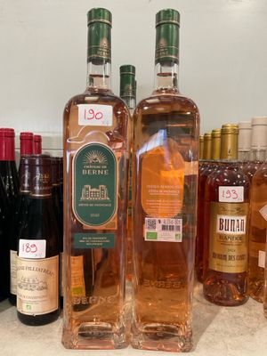 Plusieurs bouteilles d'alcool sont alignées sur un comptoir