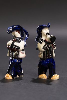 deux figurines représentant un homme et une femme avec un appareil photo