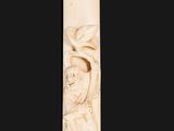 une plaque en ivoire sculptée représentant un homme et une femme tenant une épée