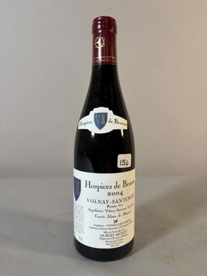 une bouteille de vin posée sur une table