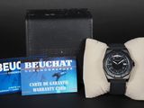 une montre noire avec un bracelet en cuir noir et un nœud papillon blanc, posée à côté d'une boîte de cartes