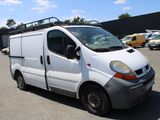 une camionnette blanche garée dans un parking