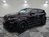 un Range Rover noir garé sur un sol à damier dans un garage