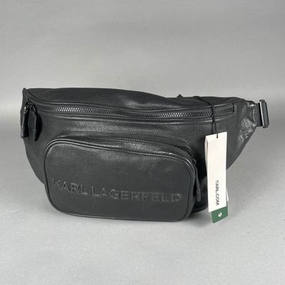 le sac banane en cuir noir est muni d'une étiquette
