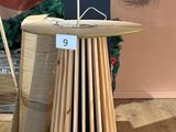 une table en bois sur laquelle est posé un oiseau