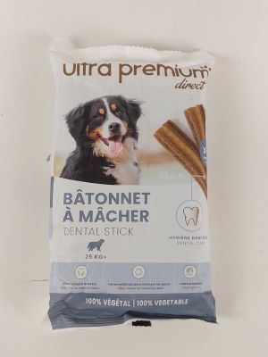 un gros plan sur un sachet de friandises pour chien posé sur une surface blanche