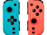 deux manettes Nintendo Wii côte à côte sur un fond blanc