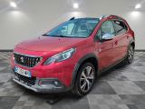 la voiture rouge est garée sur le sol en damier d'un garage