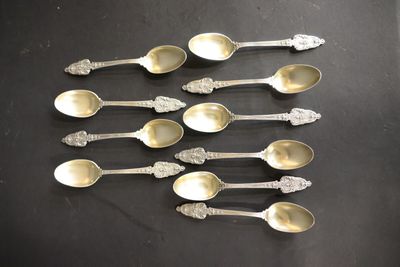 Dix petites cuillères en argent à décor de coquille et motif… - Photo 1