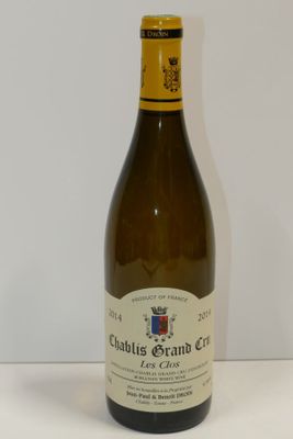 une bouteille de vin posée sur une table