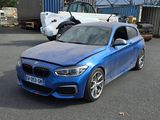 une voiture bleue garée dans un parking