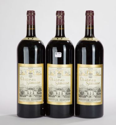 trois bouteilles de vin posées l'une à côté de l'autre sur une table