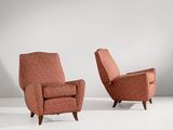 une paire de fauteuils de salon datant du milieu du siècle, avec des accoudoirs rembourrés