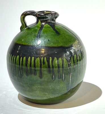 Cruche de forme boule en terre cuite émaillée à nuancers vertes et cou - Photo 1