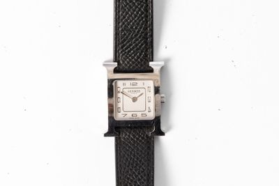 une montre posée sur un bracelet en cuir noir