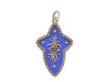 une image représentant un pendentif bleu et argent orné d'une étoile