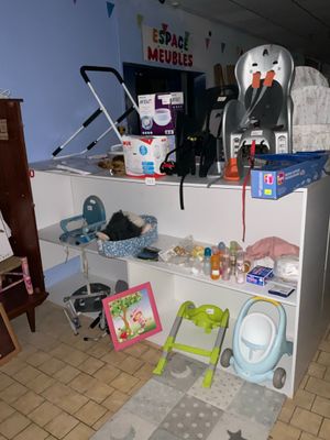 une chambre de bébé avec des jouets et des jouets sur les étagères