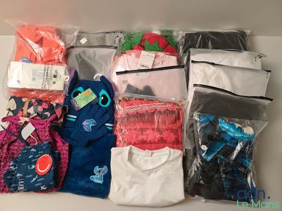 Lot de 18 vêtements/accessoires de diverses tailles et marqu…