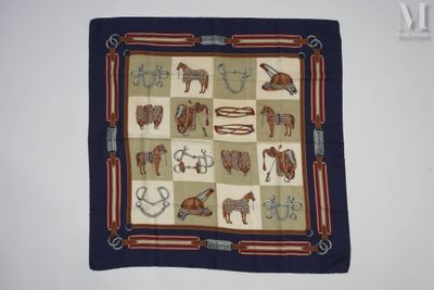 une image représentant un foulard carré orné de chevaux