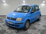la photo d'une petite voiture bleue garée dans un garage
