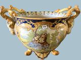 un grand vase orné d'une peinture, posé sur un socle