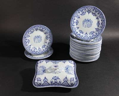 un service de six assiettes bleues et blanches ornées de motifs bleus et blancs