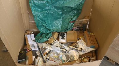 une boîte en carton remplie d'objets hétéroclites