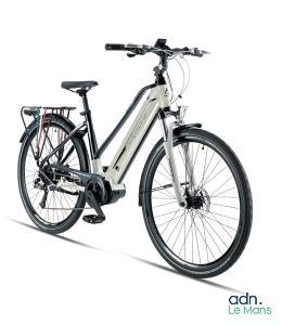 un vélo garé sur le bord de la route